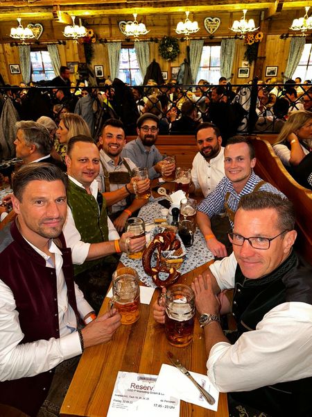 (v. l.) Thomas Seifert (IT-Haus), Alexander Witalinski (GSD), Tom Vogler, Fabian Kaufmann, Manuel Herges und Niklas Wertz (IT-Haus) und Marc Adelberg (GSD) (Bild: Vogel IT-Medien GmbH)