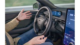 Blau fahren ja! Blau sein, bitte dennoch nicht! Ford-Enthusiasten dürfen sich freuen, denn der Autokonzern will sein System Bluecruise 1, durch das man freihändig fahren darf, wenn man die Augen offen lässt, bald auch in weiteren Modellen anbieten. Hier mehr dazu. (Bild: Ford)