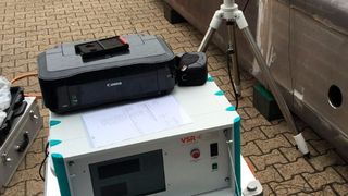 Das VSR Vibmatic 8000 im mobilen Einsatz vor Ort. Auf diese Weise sind die untersuchten Bauteile nur relativ kurz gebunden, und können danach auch schnell wieder weiter bearbeitet werden, heißt es. (VSR)