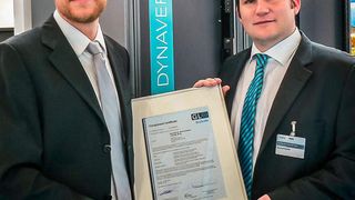 Übergabe des Komponentenzertifikats durch Christian Kruse (links, Germanischer Lloyd) an Bernhard Eichler (Produktmanager Siemens Dynavert XL) (Bild: Siemens)