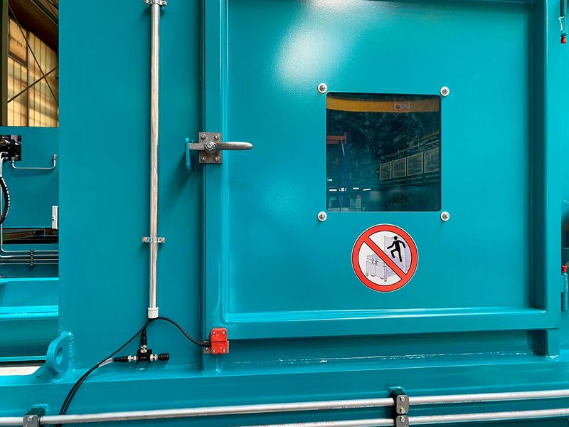 Die berührungslosen Sicherheitssensoren SRF von Bernstein überprüfen, ob die Wartungsklappen ordnungsgemäß verschlossen sind. Stellt der SRF fest, dass dies nicht der Fall ist, wird die Anlage sofort außer Betrieb genommen. (Bild: Bernstein)