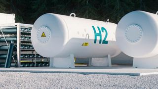 Die Speicherung von Wasserstoff ist nicht trivial. Besonders wenn es um Druckspeicher geht, die bis zu 700 bar aushalten müssen. Für die sichere Überwachung derselben haben vier Partner eine KI-basierte Möglichkeit ausgetüftelt. Die hilft der Wasserstoffzukunft auch anderweitig. (Bild: E. Frigge)