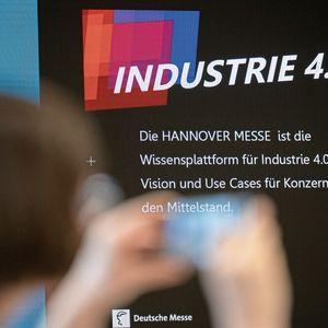 Neben Industrie 4.0 nennt Dr. Jochen Köckler vier weitere Megatrends der Industrie: CO2 neutrale Produktion, Künstliche Intelligenz und Machine Learning, Energiemanagement und die Wasserstofftechnologie.(Bild:  VDMA/Deutsche Messe AG)