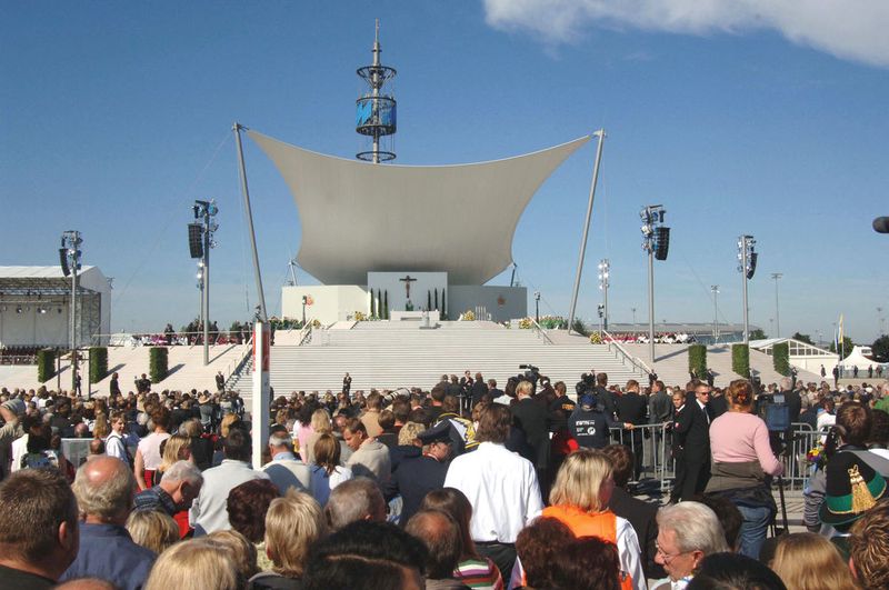 Ort für Großveranstaltungen: Am 10. September 2006 feiert Papst Benedikt XVI. mit mehr als einer Viertelmillion Menschen einen Gottesdienst. (Bild: Messe München)