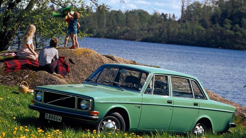 Interessant: Die kantige Form ist aerodynamisch günstiger als andere, dynamischer erscheinende Konkurrenzmodelle. Das bis auf den verlängerten Bug nahezu baugleiche Nachfolgemodell Volvo 240 hat beispielsweise einen besseren cw-Wert als der W 123 von Mercedes-Benz. Weitere Vorteile der Karosserieform sind sehr bequemer Ein- und Ausstieg, gute Platzverhältnisse, geringe Verschmutzung der Seitenfenster, geringe Windgeräusche und wenig Auftrieb bei hohen Geschwindigkeiten. (Bild: Volvo)