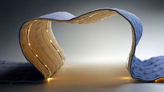 Smarter hingehockt! Was man hier sieht ist der Ausgangsstoff von funktionalisierten Möbeln. Es handelt sich um ein mehrlagiges Flachsfasergewebe mit integrierter LED-Beleuchtung. Daran arbeiten Forscher mit viel Holz-Know-how, die am Fraunhofer WKI arbeiten ... (Bild: Fraunhofer WKI / M. Lingnau)