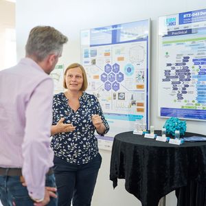 Von der Forschung in die Anwendung: Sina Gerbach informiert Sascha van Beek MdB über den Tuberkulose-Wirkstoff BTZ-043 und die Zusammenarbeit mit Partnern wie der Hapila GmbH auf dem Weg vom Wirkstoff zum Medikament.(Bild:  Anna Schroll/Leibniz-HKI)