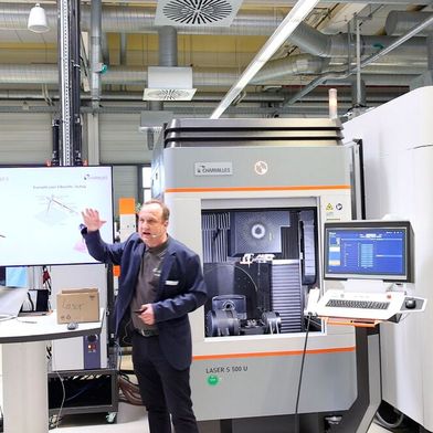 An zahlreichen Maschinen - hier an einer Laser S 500 U, einer Lasermikrobearbeitungsmaschine  - konnten die Teilnehmer des Technikforums bei United Machining in der praktischen Anwendung neues Wissen für ihren Fertigungsalltag tanken.   (Bild: Maschinenmarkt/rw)