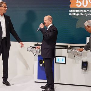 Bei Lenze informierten sich die Politiker über Digitalisierung und Nachhaltigkeit.(Bild:  Philip Bartz/Lenze)