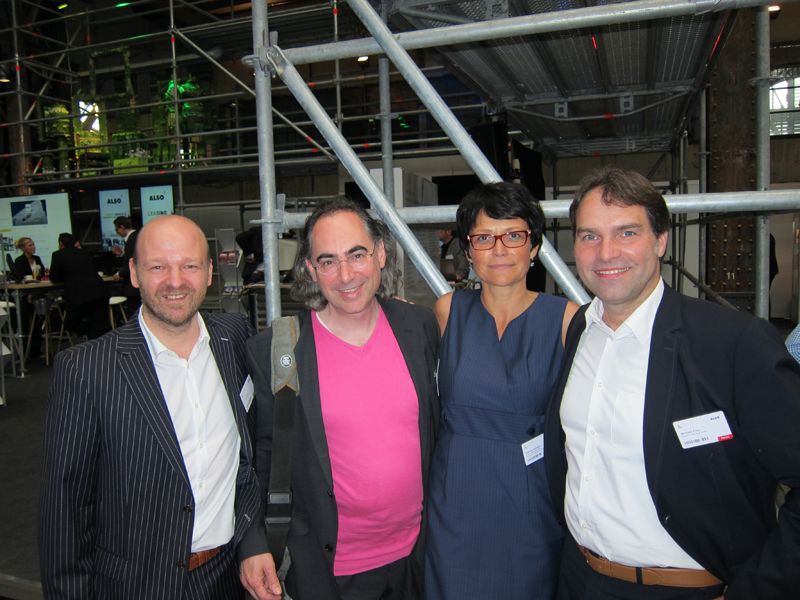 (v. l.) Stefan Wisst und Sabine Lehmann mit Andreas Raum und Michael Frey, freyraum marketing  (Bild: IT-BUSINESS)