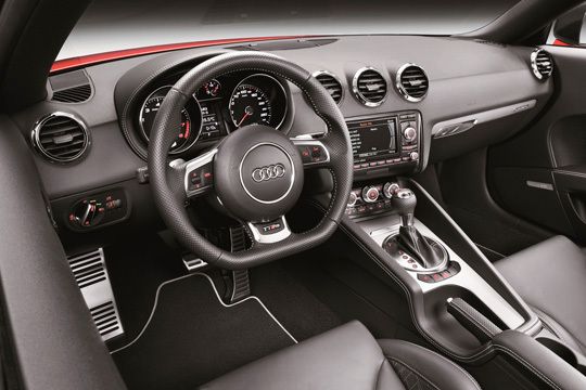 Sportliches Cockpit, sportive Preise: Das Coupé ist für 60.650 Euro zu haben, der Roadster kostet 63.500 Euro. (Audi)