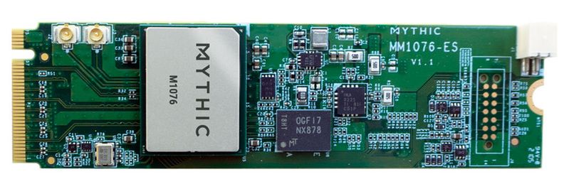 Der Chip M1076 AMP von Mythic, hier auf einer PCIe-Karte, kann bis zu 35 Billionen Operationen pro Sekunde (TOPS) in analogen NVM-Speicherzellen bewältigen und benötigt hierfür gerade einmal schlanke 3 Watt an Energie.(Bild:  Mythic)