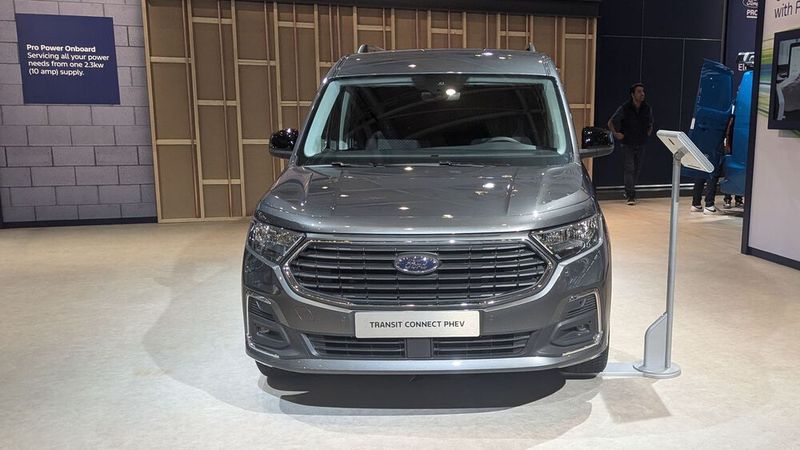 Ford hat mittlerweile die gesamte Nutzfahrzeug-Palette elektrifiziert. Auf der IAA präsentierte der Hersteller unter anderem den Transit Connect PHEV, der in Hannover sein Europadebüt feierte. Die elektrische Reichweite soll bis zu 118 Kilometer betragen. Erste Auslieferungen erfolgen noch im Herbst 2024. (Bild: Simon – VCG)