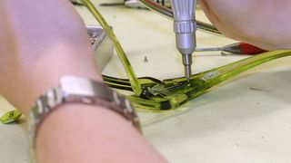 4 mm lang sind die Schlitzschrauben der Größe M 1,4, mit denen das Gloryfy-Markenzeichen an den Bügeln der Sport-Style-Brillen befestigt wird. (Bild: Atlas Copco Tools)