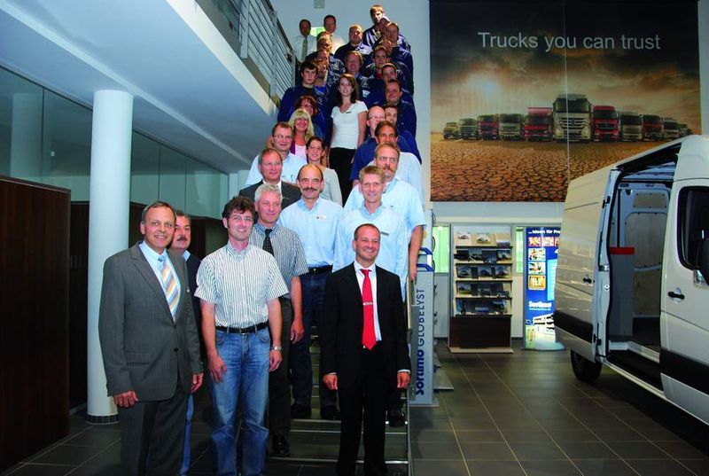 Serviceleiter Lars Reuter (re. u.) präsentiert stolz seine Servicemannschaft. (Archiv: Vogel Business Media)