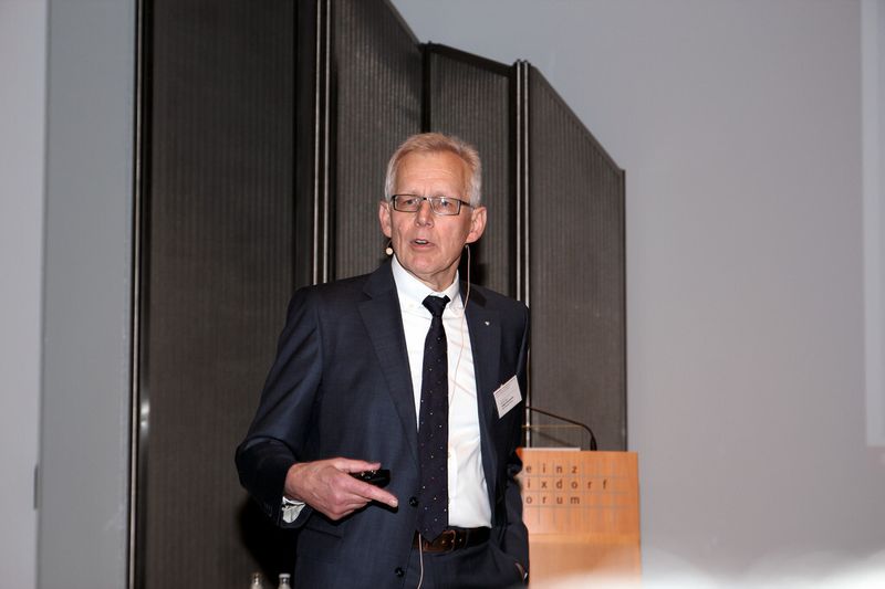 Prof. Dr.-Ing. Jürgen Gausemeier, Vorsitzender des Clusterboards und Vizepräsident der Deutschen Akademie der Technikwissenschaften Acatech: „Wir müssen jetzt passgenaue Angebote für den Technologietransfer in den Mittelstand schaffen und die Auswirkungen von Industrie 4.0 auf die Arbeitsbedingungen und Qualitätserfordernisse erforschen.“ (Bild: Reinhold Schäfer)