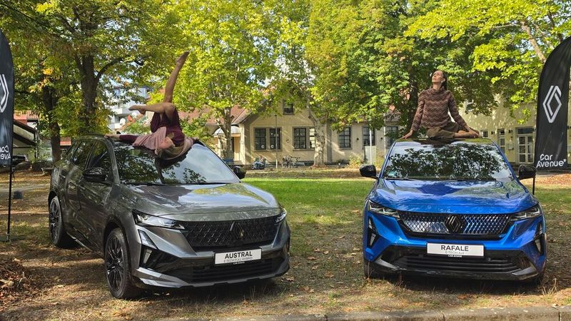 Außergewöhnliches Opening der Modenschau: Die Models präsentierten die Kollektion auf den Dächern der beiden Topmodelle von Renault. (Bild: Mauritz – VCG)