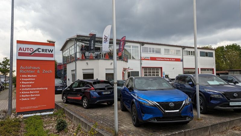 Aktuell firmiert Richter & Zech als freie Werkstatt unter Auto-Crew-Flagge und vertreibt neben Gebrauchtfahrzeugen auch Neuwagen, allen voran der Marken Nissan, Honda und Kia.(Bild:  Rosenow – VCG)
