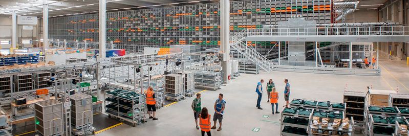 Beispiel für eine Investition in Digitalisierung: Das neue automatische Kleinteilelager von BLG in Meerane. Es ist mit den Automobilproduzenten in der Region vernetzt und stellt Waren genau dann bereit, wenn sie dort gebraucht werden.(Bild:  BLG Logistics Group)