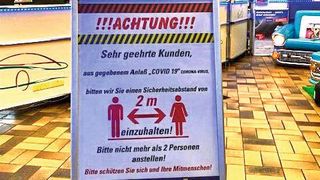Hinweisschilder sollen die Kunden informieren und ihnen den Weg durchs Geschäft weisen. (Bild: Autohaus Daub GmbH)
