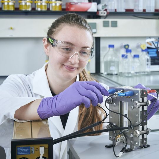 Eine CO2-neutrale chemische Produktion: Dieses Ziel wollen Forschende im Projekt Etos mit Strom aus erneuerbaren Energien erreichen. Eine CO2-neutrale chemische Produktion: Dieses Ziel wollen Forschende im Projekt Etos mit Strom aus erneuerbaren Energien erreichen.