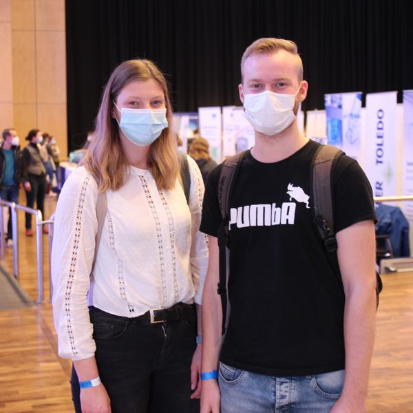 Besucherstimmen der LAB-SUPPLY Münster 2021Lina Schürmann und Jannik Veerkamp, Uni Münster, Institut für Lebensmittelchemie:   Veerkamp: „Ich bin seit meiner Ausbildung am Hans-Böckler-Berufskolleg immer mal wieder auf der LAB-SUPPLY. Es ist jedesmal schön, hier hin zu gehen und über den Tellerrand zu gucken. Wir beide sind im Institut tätig, wo man seinen eigenen Forschungsbereich hat. Aber aus anderen Branchen bekommt man normalerweise kaum etwas mit. Da ist es super, wenn man sich hier die Methoden aus anderen Bereichen angucken kann und Inspiration für die eigene Arbeit holt.“ Weitere Infos zu den kommenden LAB-SUPPLY-Messen finden Sie auf www.lab-supply.info.    (LABORPRAXIS, C. Lüttmann)