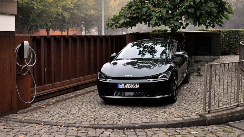 Zwei Batteriegrößen stehen zur Wahl: 58 kWh oder 77,4 kWh. (Bild: Wehner)