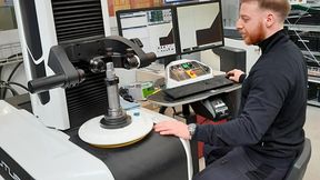 Ein Bediener bei der Werkzeugvermessung mit STP Futura CNC: Effizienter durch die Integration in die Werkzeugmanagementsoftware Tooldirector VM von Coscom. (Bild: Coscom)