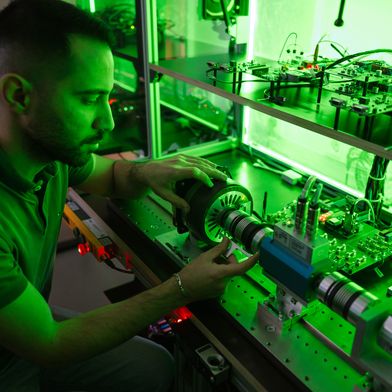 Um die Temperaturverteilung im Elektromotor in Echtzeit mit KI-Methoden schätzen zu können, sammelte Doktorand Saeed Farzami aus dem Team von Professor Matthias Nienhaus an einem selbstentwickelten Teststand Massen von Daten. (Bild: Oliver Dietze)