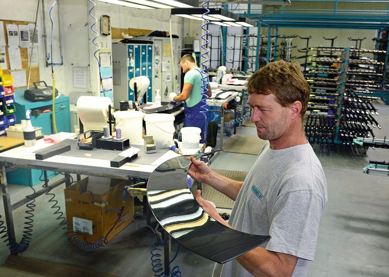 Abschließende Sichtkontrolle unter Speziallicht: An den Finish-Arbeitsplätzen wird jede kleine Oberflächenstörung erkannt. (Bild: Benseler)