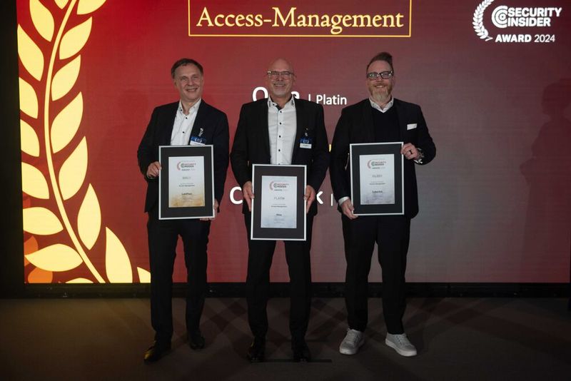 In der Kategorie „Access Management“ stehen von links Tobias Becker von LastPass (Gold), Götz Walecki von Okta (Platin) und Henning Dittmer von CyberArk (Silber) auf der Bühne. (Bild: Manuel Emme Fotografie)