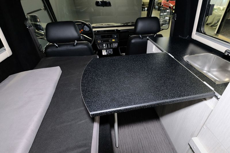 Ansonsten ist die typische Wohnmobil-Einrichtung zu finden, etwa ein kleiner Tisch für zwei Personen. (Bild: Lorinser)