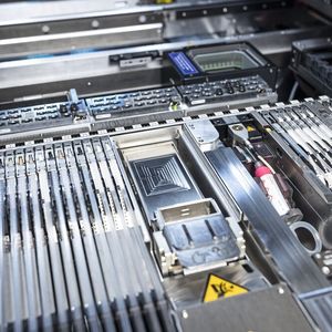 45 freie 8-mm-Slots:  konstant, unabhängig von den gewählten Optionen. Alle bestehenden X-Feeder bleiben vollständig kompatibel, inklusive Linear Dipping Unit, Power Connector sowie SIPLACE Glue Feeder und SIPLACE Measuring Feeder.(Bild:  ASMPT)