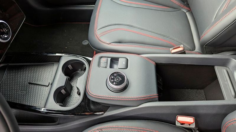 Zahlreiche Fächer und Ablagen gibt es auch im Innenraum. Letztlich ist der Mustang Mach-E nämlich eher ein lässiger und bequemer Straßenkreuzer als ein Sportwagen. (Bild: Rosenow – VCG)