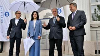 Besuch der Bundesministerin Katherina Reiche am Chemiestandort Leuna: Pressefoto vor dem Hauptgebäude am Chemiestandort Leuna mit Dr. Christof Günther, Geschäftsführer von Infraleuna, Katherina Reiche, Bundesministerin für Wirtschaft und Energie, Dr. Reiner Haseloff, Ministerpräsident des Landes Sachsen-Anhalt sowie Sven Schulze, Minister für Wirtschaft, Tourismus, Landwirtschaft und Forsten des Landes Sachsen-Anhalt (Bild: Infraleuna)