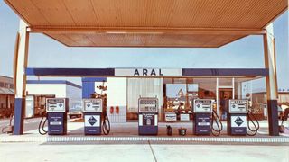 Vor 100 Jahren kam ein neuer Kraftstoff auf den Markt. Seine Erfinder gaben ihm, basierend auf den Anfangsbuchstaben seiner Hauptbestandteilgruppen, den Namen „Aral“. (Bild: Aral)