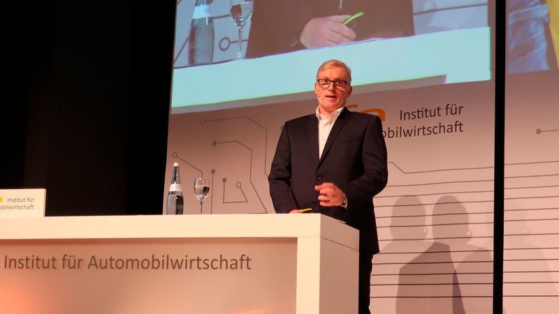 Gastredner Marcus Lott, Geschäftsführer Engineering bei Opel, sprach über die Elektrifizierungsstrategie des Rüsselsheimer Autobauers: „Wir werden unsere CO2-Ziele erreichen und uns nicht mit Strafzahlungen frei kaufen. Bis 2021 wird es eine elektrifizierte Variante von jedem Opel-Nutzfahrzeug geben. Ab 2024 gilt dasselbe für unsere Pkws.“ (Hahn/»kfz-betrieb«)