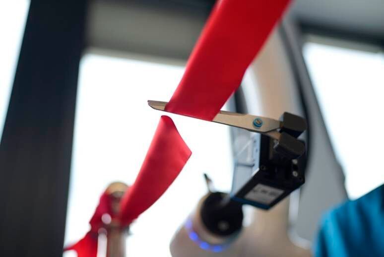 Mit einem symbolischen Durchschneiden des Bands wurde das Automation & Robotics Center in Stuttgart eröffnet. (Bild: Delta Electronics)