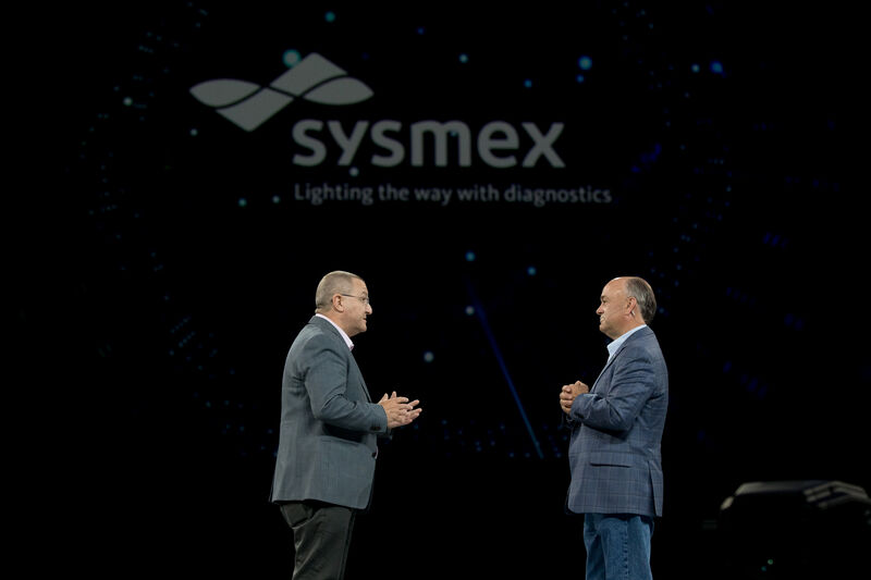 Sysmex produziert IoT-fähige Labortechnik, darunter Systeme  für die Blutanalyse. Das Unternehmen setzt auf Augmented Reality, um den Kunden die Bedienung der Geräte zu erleichtern.  (Keiko Hiromi)