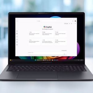 Beim 16-Zöller BM3606 ist im Keyboard ein zusätzlicher Ziffernblock untergebracht, der dem 14-Zöller fehlt.(Bild:  Asus)
