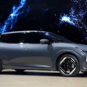 Der Kia EV4 fährt als Schrägheckmodell in der Ceed-Liga.(Bild:  Kia)