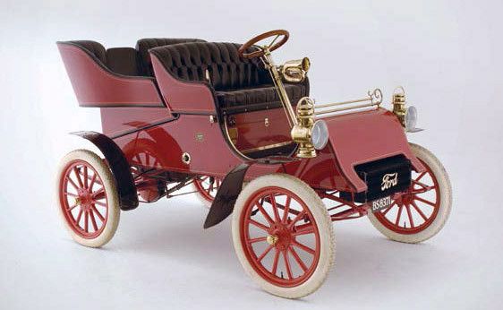 Stolz sind die Ford-Mitarbeiter auf das erste Fahrzeug aus dem Hause Ford. (Bild: Ford)