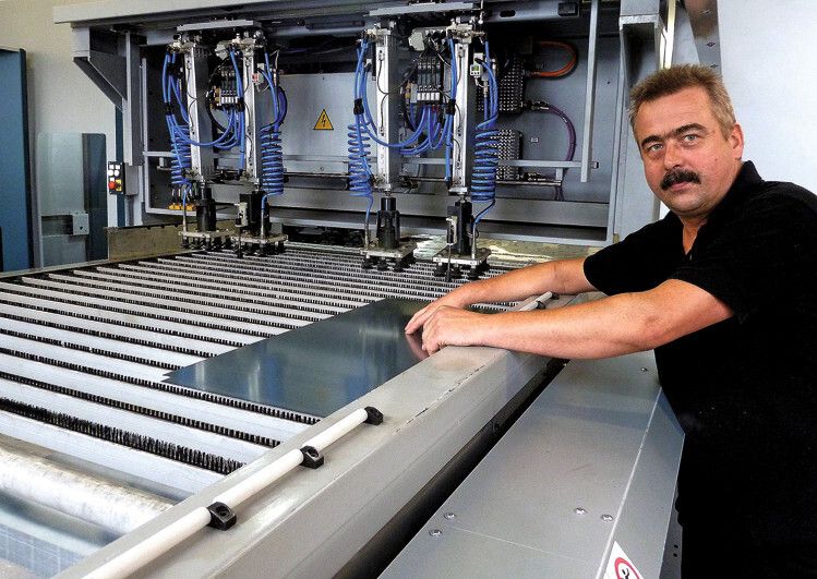 Die Salvagnini P4Xe kann sowohl automatisch wie auch manuell beschickt werden. Hier nimmt ein Stöhr-Mitarbeiter die Platinen einzeln von einem Gabelstapler herunter und legt sie auf die Rollenbahn. (Bild: Kuhn)