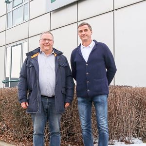 Mit nachgewiesener Expertise für historische Fahrzeuge, insbesondere für solche mit SBZ- und/oder DDR-Vergangenheit: Prof. Dr.-Ing. Holger Enge (Duale Hochschule Sachsen, links) und Dipl.-Ing. Uwe Klose (Leiter der Dekra-Niederlassung Zwickau).(Bild:  Diehl – VCG)