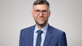 Dr. Johannes Gernandt, Chefvolkswirt beim VDMA in Frankfurt am Main, zur aktuellen Lage im deutschen Maschinen- und Anlagenbau: „Die Bundesregierung muss für Rückenwind sorgen, sonst bleibt der Aufschwung nach wie vor auf der Strecke!“ (Bild: Sarah Kastner Fotografie)