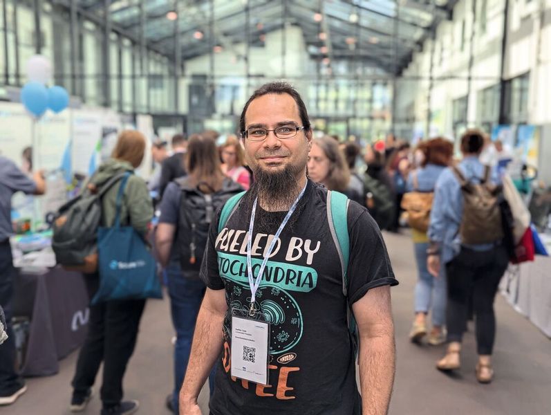 Besucherstimmen der LAB-SUPPLY Berlin 2026  Steffen Tank, Uni Potsdam:  „Die Vorträge interessieren mich am meisten, weil sie gut Grundlagen zu verschiedenen Themen vermitteln. Ich bin wieder hergekommen, um zu gucken, was die einzelnen Vertreter so Neues anbieten. Außerdem ist es eine gute Möglichkeit, um in Kontakt mit den Vertretern zu bleiben – man tauscht sich hier doch ein bisschen mehr aus als sonst.“    Mehr Infos zu den kommenden LAB-SUPPLY-Messen finden Sie auf www.lab-supply.info (Bild: VCG – Lüttmann)