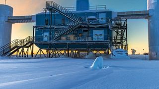 Das Ice-Cube-Neutrinoobservatorium befindet sich an der Amundsen-Scott-Südpolstation. (IceCube/NSF, Martin Wolf)