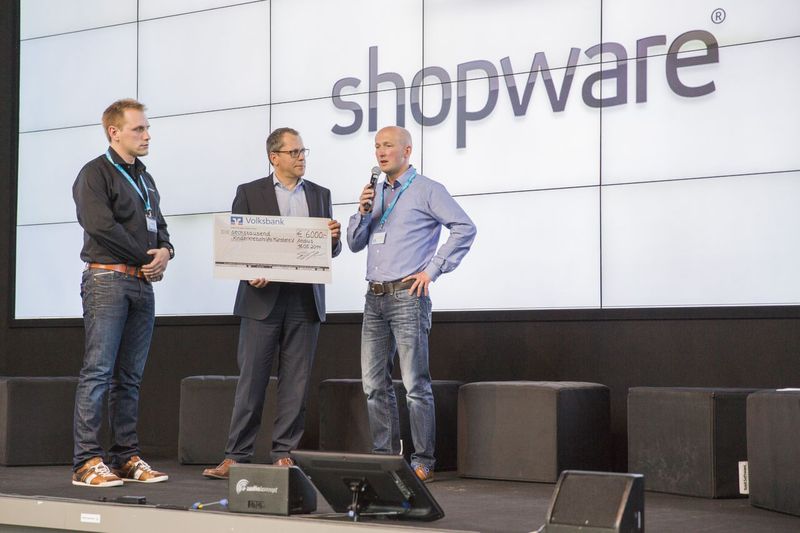 Vorstand Stefan Hamann (Shopware), Martin Grass (Klarna) und Fran Schulze Föcking (Kinderkrebshilfe Münster) bei einer Spendenübergabe (Bild: Shopware)