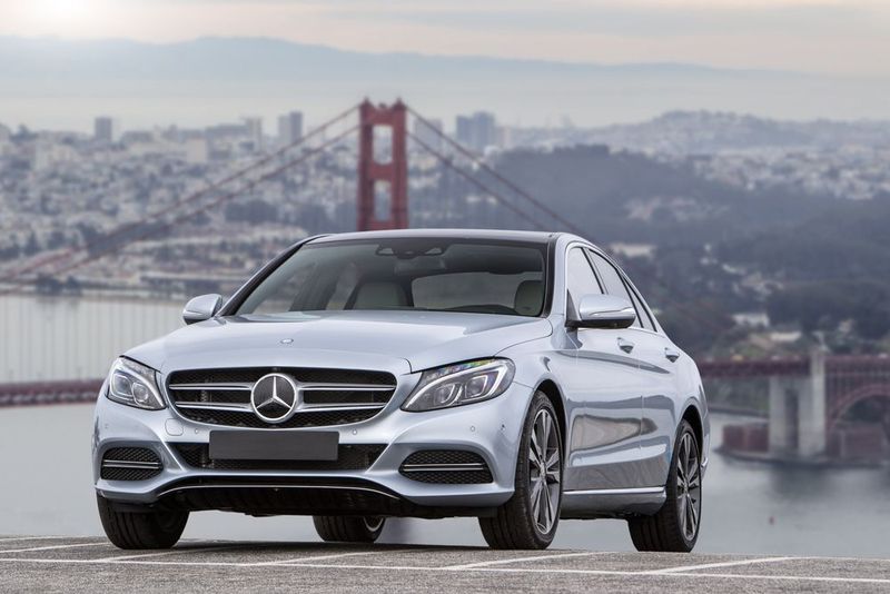 Beim Mercedes C 350 e (ab 51.050 Euro, als T-Modell 52.700 Euro) koppelt der Hersteller den aus dem C 250 bekannten 2,0-Liter-Benziner (155 kW/211 PS) mit einem 60 kW/109 PS starken Elektromotor. Voll geladen reicht die Batterie für rein elektrisches Fahren bis zu 31 Kilometern. (Mercedes-Benz)