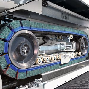 Die Schleif und Entgratmaschine SBM-M S2 kann zur flexiblen Kantenverrundung genauso genutzt werden, wie zum Laserteile entgraten. Durch die beidseitige Bearbeitung der Innen- und Außenkonturen in einem Arbeitsgang wird eine hohe Prozesseffizienz und Zeitersparnis erreicht.(Bild:  Lissmac)